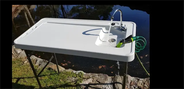 Fiske/sløye bord m/vask og spyleslange Sammenleggbart sløyebord med kran 