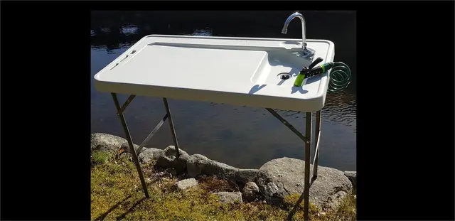 Fiske/sløye bord m/vask og spyleslange Sammenleggbart sløyebord med kran 