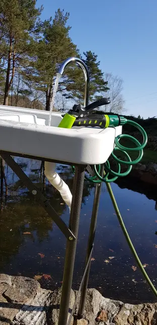 Fiske/sløye bord m/vask og spyleslange Sammenleggbart sløyebord med kran 