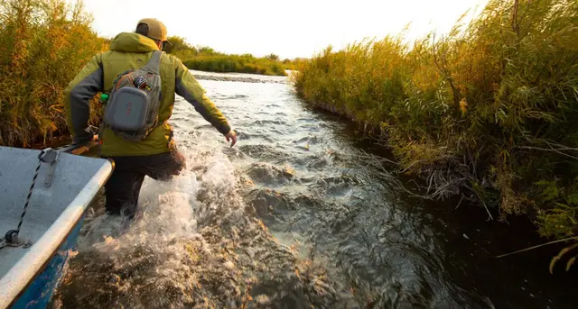 Fishpond Summit Sling 2.0 Granite Oppdatert teknisk slingbag ryggsekk 