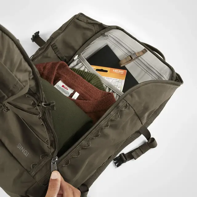 Fjällräven Singi 28 Dark Olive Allsidig og slitesterk ryggsekk 