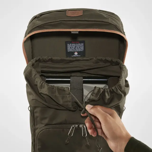 Fjällräven Singi Stubben Dark Olive Robust ryggsekk til friluftsliv 27l 