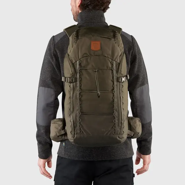 Fjällräven Singi 28 Dark Olive Allsidig og slitesterk ryggsekk 