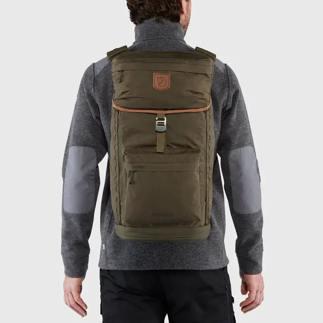 Fjällräven Singi Stubben Dark Olive Robust ryggsekk til friluftsliv 27l 