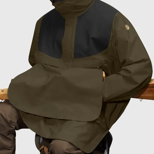 Fjällräven Lappland Eco-Shell Poncho 2,5 lags regnponcho i Dark Olive L/XL 