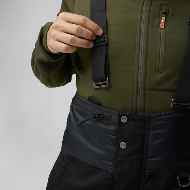 Fjällräven Polar Bib Trousers M L Vatterte bukser til herre i Black 