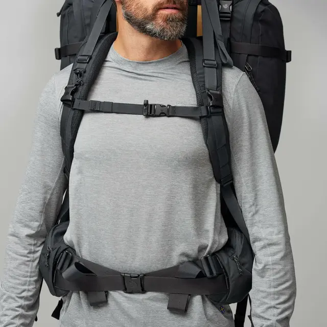 Fjällräven Kajka 100 Coal Black Avansert tursekk som er behagelig å bære 