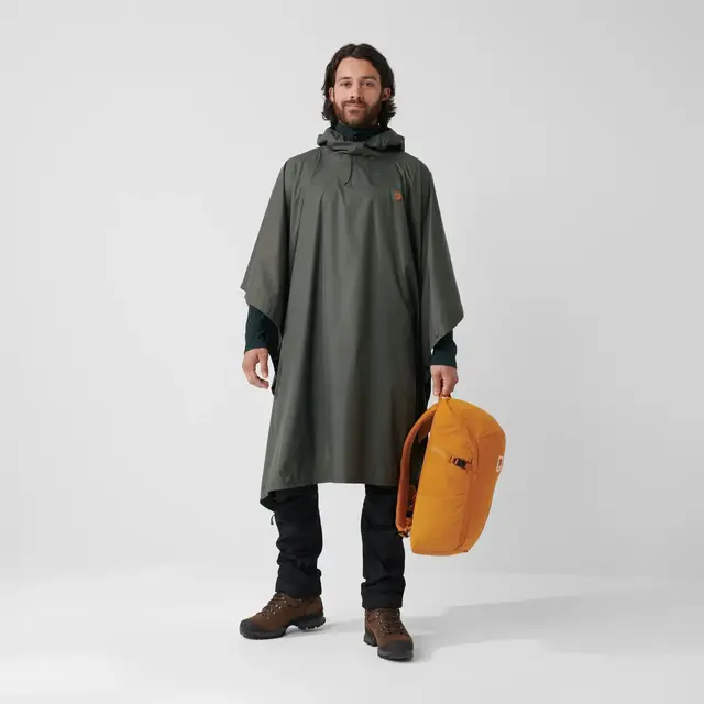 Fjällräven Poncho Dark Olive OneSize Pålitelig poncho med hette 