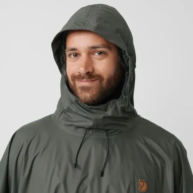 Fjällräven Poncho Dark Olive OneSize Pålitelig poncho med hette 
