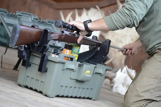 Plano Shooter's Case Extra Large Pussebenk og oppbevaringskoffert i ett 