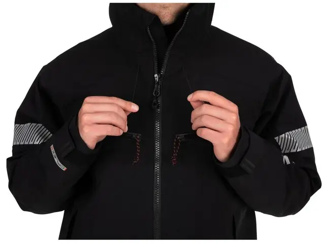 Simms CX Fishing Jacket Blackout S Jakken som holder deg tørr og varm 