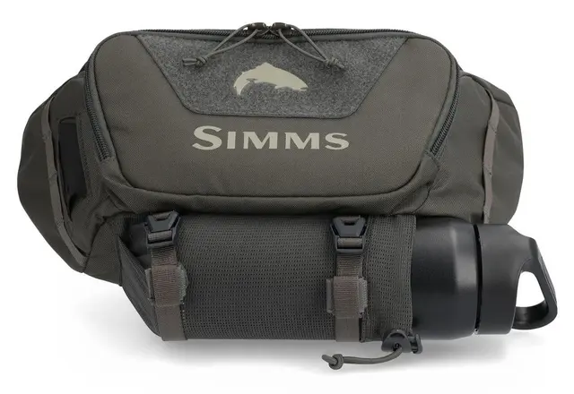 Simms Tributary Hip Pack Basalt 5 L Lett hofteveske med god plass til utstyr 