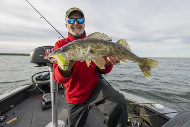 VMC Moontail Jigs Bullhead 10,5g Jigghoder utstyrt med bucktail og flash 