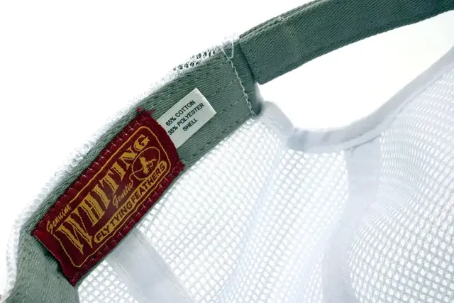 Whiting Farms Mesh Cap Nimbus CloudWhite Klassisk trucker caps med Whiting logo 